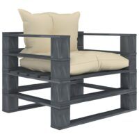 Ogrodowe siedzisko z palet, z kremowymi poduszkami, drewniane