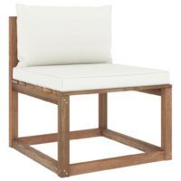 Ogrodowa sofa środkowa z palet, z kremowymi poduszkami